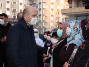 İçişleri Bakanı Soylu, 493 gündür HDP önünde evlat nöbetinde olan ailelerle bir araya geldi