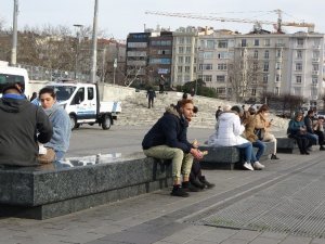 İstanbul eski karlı günlerine hasret kaldı