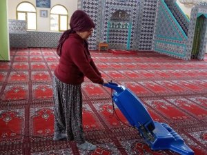 Aydın’da kadınlar camileri gönüllü olarak temizledi