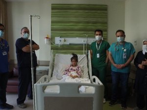 Doktordan iyileştirdiği küçük hastasına müzik dinletisi