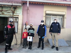 Uşak’ta ihtiyaç sahibi çocuklara tablet dağıtıldı