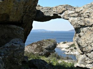 Kaçak kazılar ve kaçak avcılar Menet Adası’na zarar veriyor