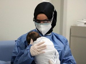 Korona virüse yakalanan yeni doğmuş bebeklere hemşirelerden anne şefkati