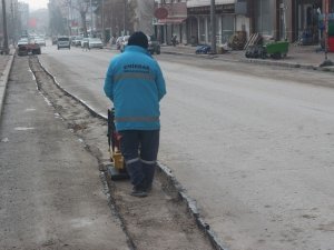 Emirdağ da bozulan yollarda asfalt yama çalışmaları başladı