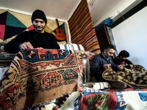 Yıpranmış antika halılara Türk neşteri