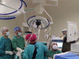 Siirt’te 5 yaşındaki hastaya laparoskopik nefrektomi ameliyatı yapıldı