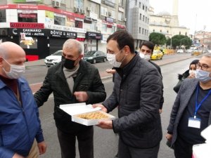 Maltepe’de sokağa çıkma kısıtlamasında vatandaşlar polise baklava ikram etti