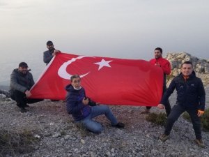 Zirveye tırmanan gazeteci ve idareciler hava muhalefetine takıldı