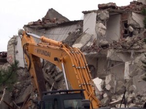 Büyükçekmece’nin ilk toplu konut projesiydi, yıkım çalışmaları başladı