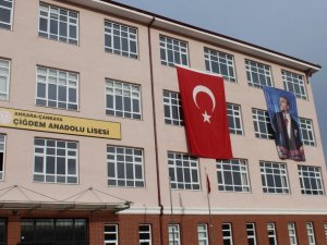 Öğrencisiz okullarda İstiklal Marşı’nı öğretmenler okudu