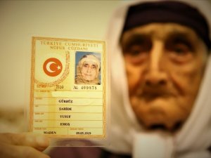 80 torunlu 102 yaşındaki Şahide nine, Covid-19’u evinde yendi
