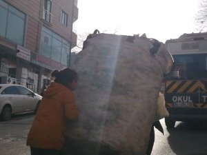 Kağıt toplayıcısı anneye çocuğundan yürek ısıtan yardım