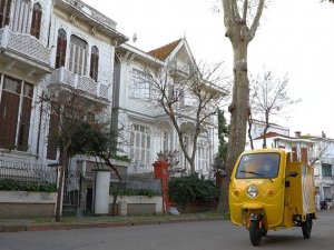 PTT’nin çevre dostu elektrikli araçları Adalar’da hizmete başladı