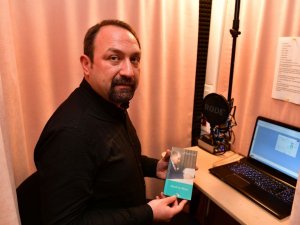 Başkan Gümrükçü görme engelliler için kitap seslendirdi