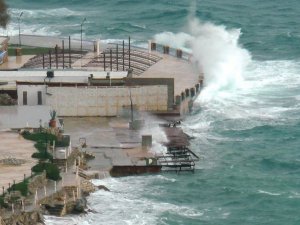 Bodrum’da fırtına nedeniyle feribot seferleri iptal edildi, deniz kahverengiye döndü