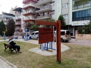 Büyükşehir ekipleri, çocuk parklarını temizliyor