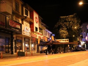 Şiddetli rüzgar beton direkleri yıktı, kabinleri yerinden söktü