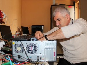İlkokul müdürü tamir ettiği bilgisayarları öğrencilerin hizmetine sundu