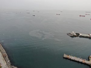 Hamsi avının yasaklanmasının ardından Marmara Denizi’nde dev petrol sızıntısı görüntülendi