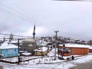 Köye yağan 5 santimetre kar sevindirdi