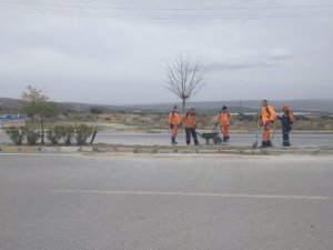 Ekiplerin gündüz yaptığı kaldırım gece sökülüyor