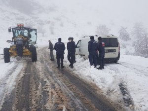Kar nedeniyle kapanan köy yolunda araçları ile mahsur kaldılar