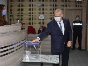 Menemen Belediye Başkanı Serdar Aksoy’un tutuklanmasının ardından Millet İttifakı adayı Deniz Karakurt, kura ile başkan vekili olmuştu. Cumhur İttifakı adayı Aydın Pehlivan’ın İzmir 2’nci İdare Mahkemesine giderek seçime iti