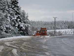 Karayolları ekiplerinin İstanbul-Ankara Otoyolu’nda kar mesaisi