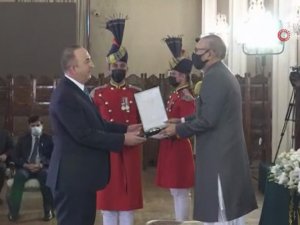 Bakan Çavuşoğlu’na Pakistan Cumhurbaşkanı Alvi’den “Hilal-e Pakistan” nişanı