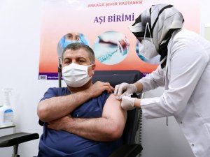 Sağlık Bakanı Koca, korona virüs aşısı oldu