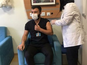 Çukurca’da ilk korona virüs aşısı yapılmaya başlandı