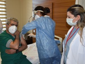 Van’da ilk olarak sağlık çalışanları aşı oldu