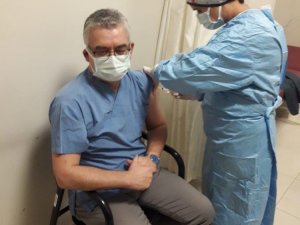 Gönen’de ilk aşı Başhekim Atıcı’ya yapıldı