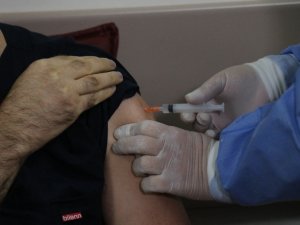 Sakarya’da ilk korona virüs aşısı İl Sağlık Müdürü’ne yapıldı