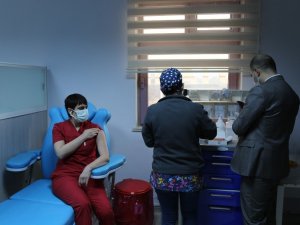 Tunceli’de aşılama başladı, ilk aşıyı enfeksiyon hastalıkları uzmanı oldu