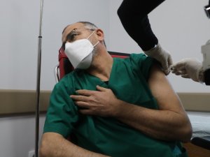 Sivas’ta sağlık çalışanlarına aşılama çalışması başladı