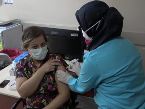 Denizli’de ilk aşı Sağlık Müdürü Öztürk’e yapıldı