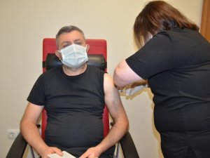 İlk aşıları sağlık çalışanları oldu