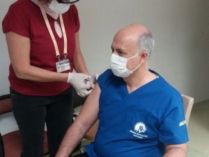 MEÜ Tıp Fakültesi’nde ilk aşı Rektör Çamsarı’ya