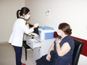 Diyarbakır’da sağlık çalışanlarına korona virüs aşısı yapılmaya başlandı