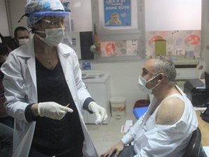 Kütahya’da 153 aşı odası kuruldu, sağlık çalışanları aşılanmaya başladı