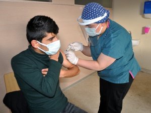 Yüksekova’da ilk korona virüs aşısı yapılmaya başlandı