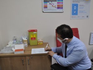 Sağlık çalışanlarına aşılar yapılmaya başladı