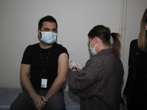 Kula Devlet Hastanesi’nde ilk aşılama başladı