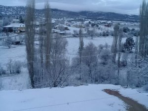 Çal’da mevsimin ilk karı yağdı