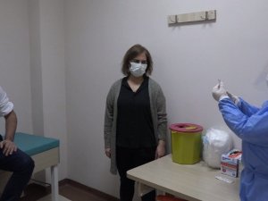 Bingöl’de sağlık çalışanlarına aşı yapılmaya başlandı