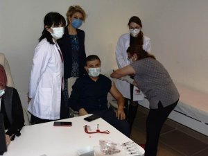 Urla Devlet Hastanesinde sağlık çalışanlarına aşılama başladı