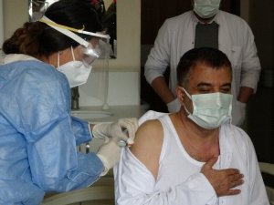 Van İl Sağlık Müdürü ile hastane başhekimi aşı oldu