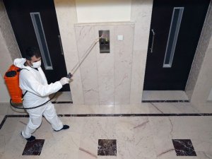 Çankaya Belediyesi, pandemiye karşı ilaçlı önlem almaya devam ediyor