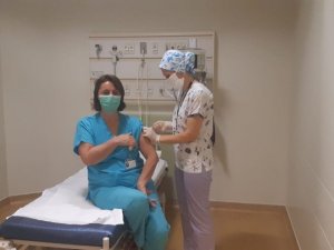 Acıbadem Bursa Hastanesi sağlıkçıları da aşı yaptırdı